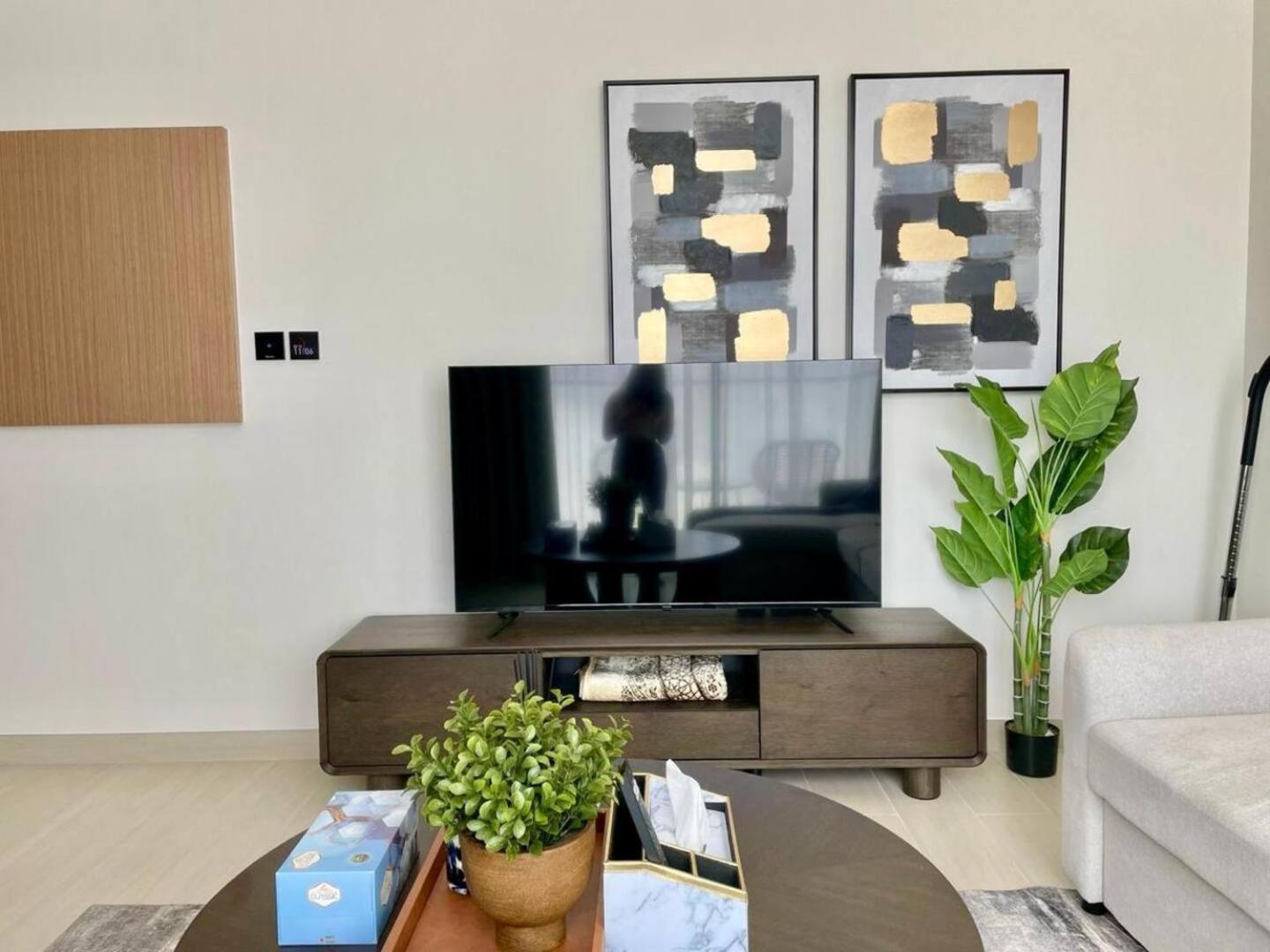 Upscale 1br In Jvc With Pool & Gym Access *