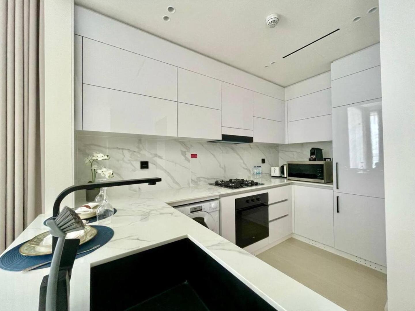 Upscale 1br In Jvc With Pool & Gym Access