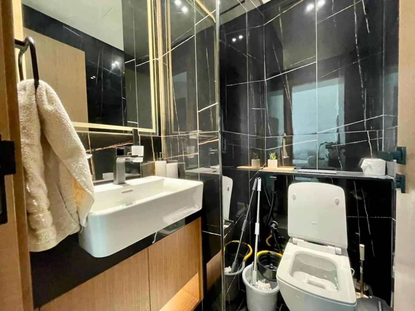 Apartment Upscale 1br In Jvc With Pool & Gym Access *